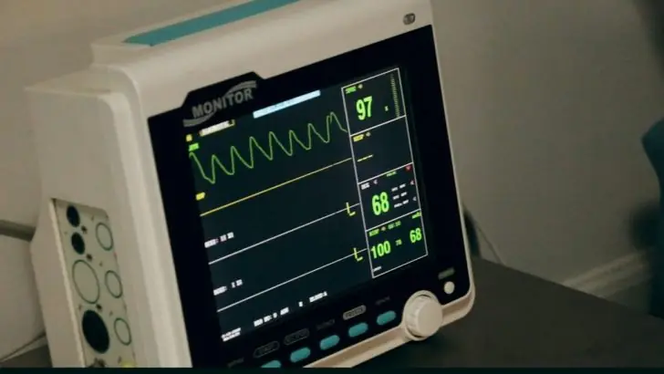 when to go to hospital for fast heart rate